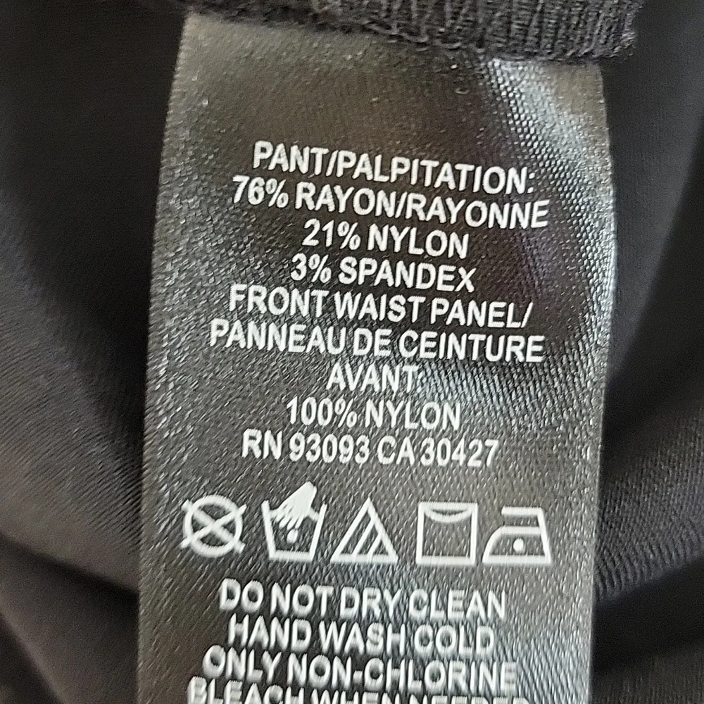 NIC+ZOE Wonderstretch Embossed Black Pants. Women's 6. Pull-on business casual
